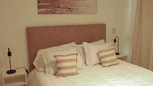 Giường trong phòng chung tại Costa Bonita