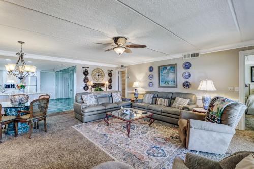 Posezení v ubytování Redecorated Foreshore Condo