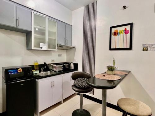 Kuchyň nebo kuchyňský kout v ubytování BGC Mckinley Center Prime Accommodations