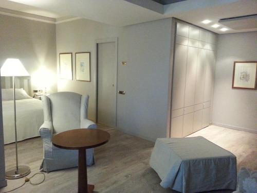 a room with a bed and a table and a room with a bed at Grand Hotel Baia Verde in Catania