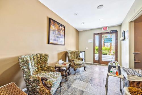 a waiting room with chairs and a table at Lido Palms Resort and Spa in Desert Hot Springs