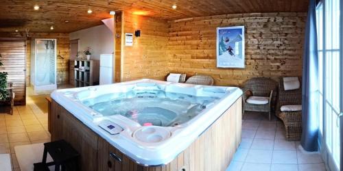 une grande baignoire jacuzzi dans une chambre dans l'établissement Chalet Hestia - CHALET 4 - 16 PERSONNES 280M² MAE-9284, au Corbier