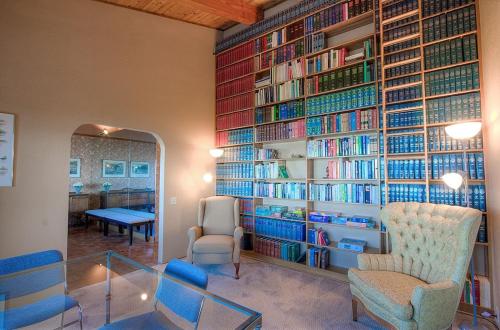 a library with a large wall of books at Lake View Glen home in Lincoln Park