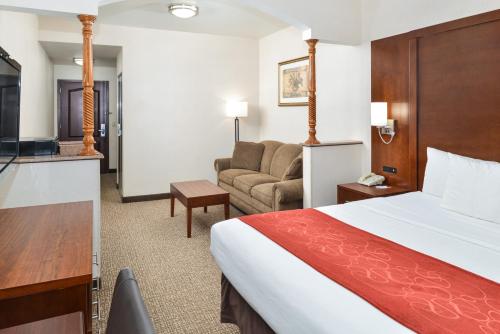 Citrus Suites Redlands Loma Linda Hotelにあるベッド