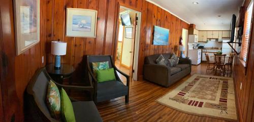 Ruang duduk di Cape Pines Motel