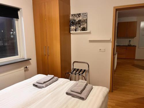 une chambre avec un lit avec des serviettes dessus dans l'établissement Sandavad, à Reykjavik