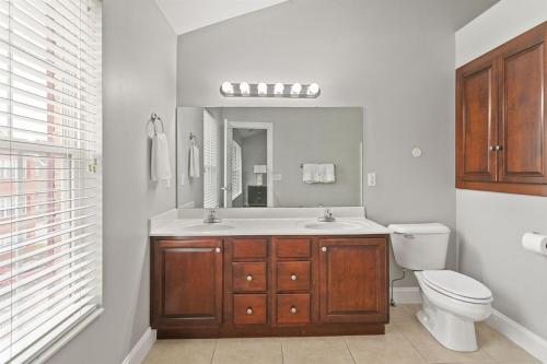 Ένα μπάνιο στο ND Luxury Townhome 8 min to ND Stadium!