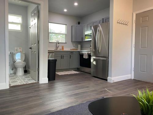 Koupelna v ubytování Serenity Bungalow Near Armature Works & Riverwalk