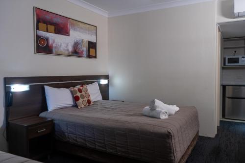 Katil atau katil-katil dalam bilik di Golden West Motor Inn