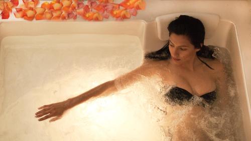 a woman in a bath tub with water at Albergo 'La Vigna' in Procida