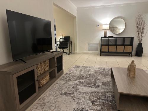 TV a/nebo společenská místnost v ubytování Wilton Manors Guesthouse