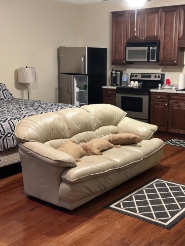 Dapur atau dapur kecil di MooreField Suites Greensboro East