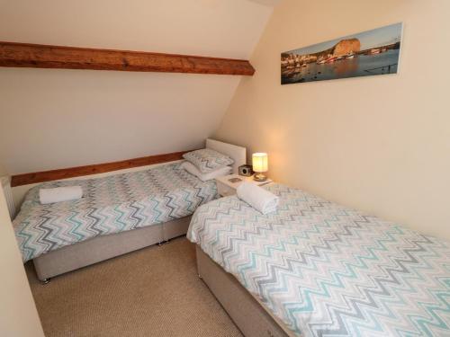 2 Einzelbetten in einem Zimmer mit in der Unterkunft Florence Cottage in Saltburn-by-the-Sea