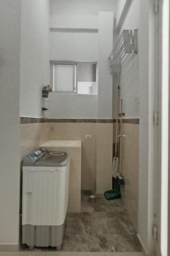 a bathroom with a toilet and a mirror at Alojamientos ejecutivos y modernos en condominio privado in Aguachica