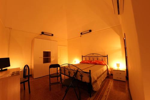 マテーラにあるNonna Brunaのベッドルーム(ベッド1台、デスク、テレビ付)