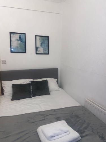 Ένα ή περισσότερα κρεβάτια σε δωμάτιο στο Cosy Spacious Studio Flat,N18