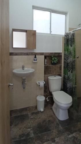 a bathroom with a toilet and a sink at Alojamientos ejecutivos y modernos en condominio privado in Aguachica
