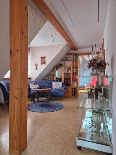 a living room with a blue couch and a table at Wohnen wie zu Hause in Lauterbach