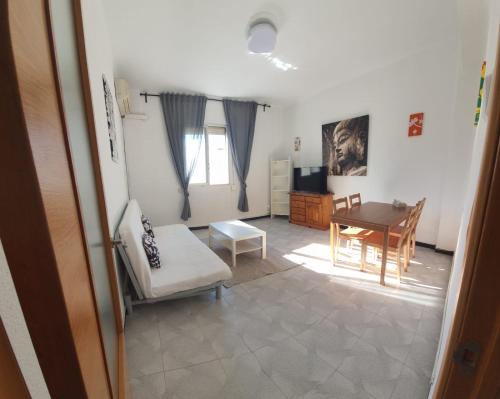 a living room with a couch and a table at Habitación Matrimonio Espaciosa en Vivienda Compartida in Valencia