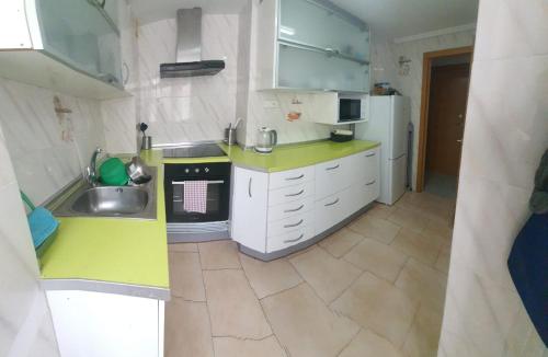a small kitchen with a sink and a refrigerator at Habitación Matrimonio Espaciosa en Vivienda Compartida in Valencia