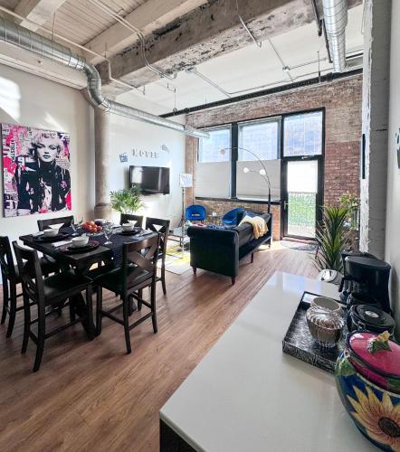 TV a/nebo společenská místnost v ubytování Luxéry Stay Chicago - Themed Units! Close to Downtown, McCormick Place & Wintrust Arena