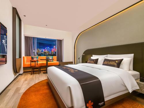 Postel nebo postele na pokoji v ubytování Mustel Arte Hotel Zhenlin Chengdu
