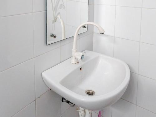 Ένα μπάνιο στο Pondok Guesthouse RedPartner