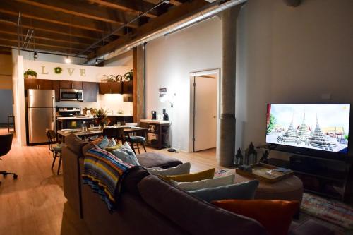 TV a/nebo společenská místnost v ubytování Luxéry Stay Chicago - Themed Units! Close to Downtown, McCormick Place & Wintrust Arena