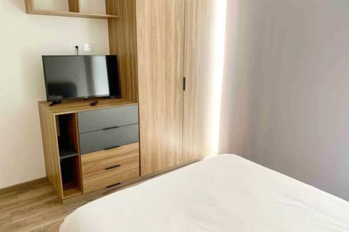 a bedroom with a bed and a tv on a cabinet at Moderno Loft Totalmente Equipado in Lomas de Angelopolis