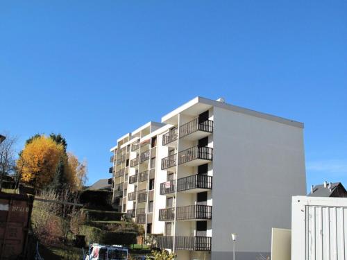 Biały budynek z balkonami na boku w obiekcie Résidence Les Gemeaux I - Appartement trois pièces au coeur du village MAE-2304 w mieście Villard-de-Lans
