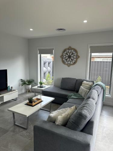 Ruang duduk di Lbarza Convenient Exec 2BR Townhouse close to shopping centre Kialla