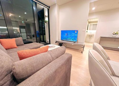 Televisyen dan/atau pusat hiburan di Cozy City-view home in the central CBD