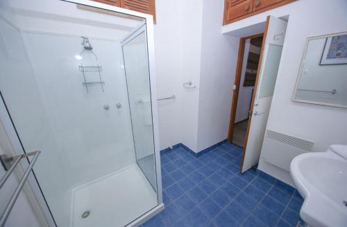 a bathroom with a shower and a toilet at Cedar Holiday Units - Apartment 1 in Bright