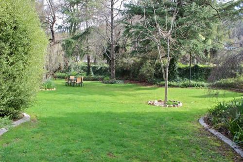 a park with a bench in the middle of a lawn at Cedar Holiday Units - Apartment 1 in Bright