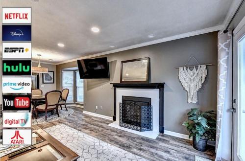 Una sala de estar con chimenea y televisión. en Alpharetta Dreaming, en Alpharetta