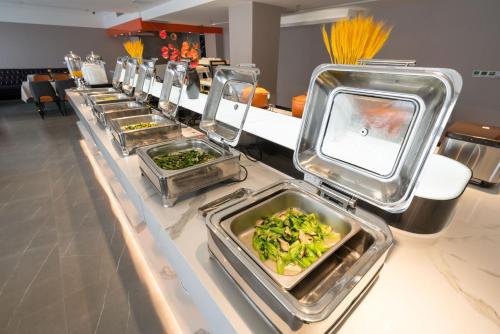 Makanan di atau berdekatan hotel