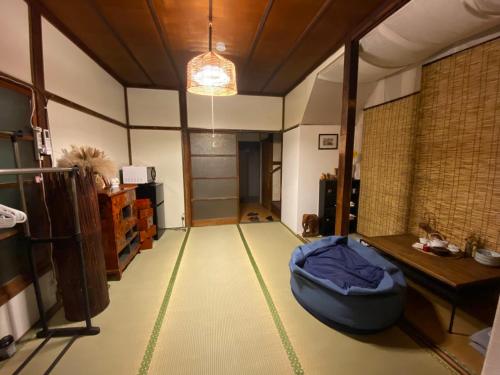 a living room with a blue ottoman and a table at 仁源和 in Tokyo
