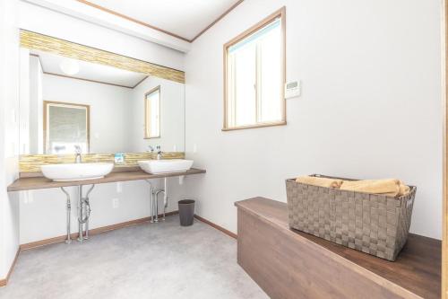 a bathroom with two sinks and two mirrors at 那須キャッスルロッジ,4000平米の広大な森を独り占め in Nasu