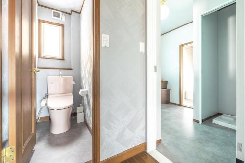 a bathroom with a toilet in a room at 那須キャッスルロッジ,4000平米の広大な森を独り占め in Nasu