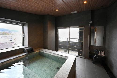 Bazén v ubytování Matsubaya Ryokan nebo v jeho okolí