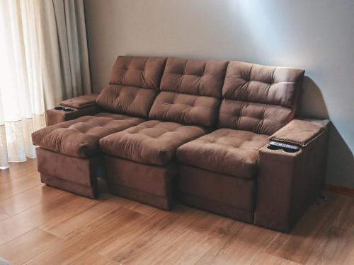 a brown leather couch in a living room at Paraíso do Salto in Lages