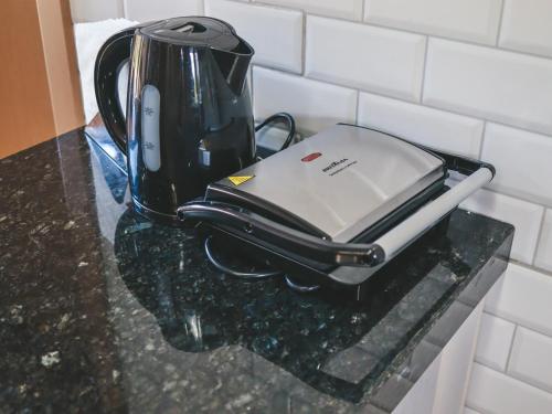 a blender sitting on top of a counter at Paraíso do Salto in Lages