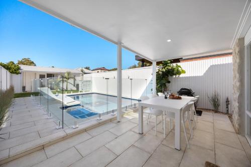 Kolam renang di atau dekat dengan Parkside Pool Retreat - 3BR, Parking, Wi-Fi