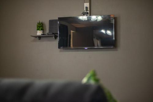 un espejo colgado en una pared en una habitación en Casa de Helen, en Antiguo Cuscatlán