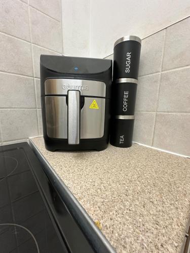 バーミンガムにあるApartment Birmingham City Centre Children Hospitalのコーヒーメーカー、カウンターに座ったカップ2杯