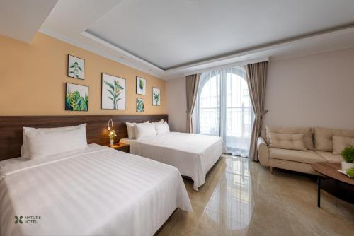 Postel nebo postele na pokoji v ubytování Nature Hanoi Hotel