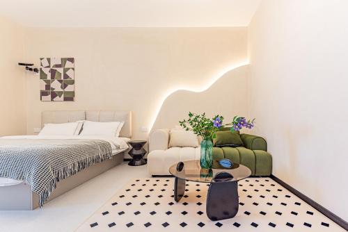a bedroom with a bed and a table with a couch at Yingxi River View Homestay Jiefangbei Hongyadong Branch in Chongqing