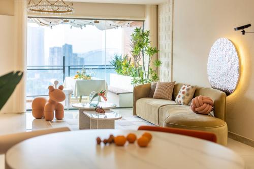 a living room with a couch and a table at Yingxi River View Homestay Jiefangbei Hongyadong Branch in Chongqing