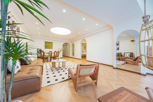 a living room with a couch and a table at Yingxi River View Homestay Jiefangbei Hongyadong Branch in Chongqing