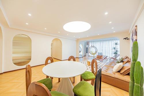 a living room with a couch and a table at Yingxi River View Homestay Jiefangbei Hongyadong Branch in Chongqing
